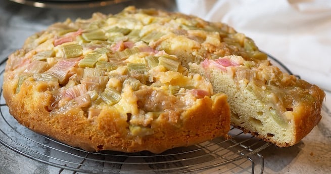 Gâteau moelleux à la rhubarbe