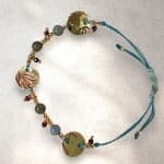 Bijoux oniriques en laiton brut, créés avec le cœur et les mains.