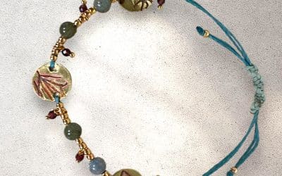 Bijoux oniriques en laiton brut, créés avec le cœur et les mains.