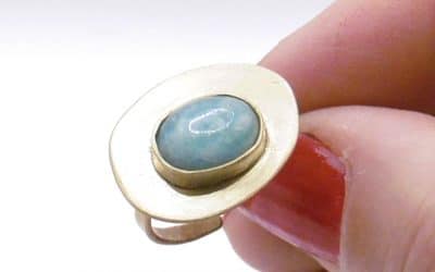 Bijoux oniriques en laiton brut, créés avec le cœur et les mains.