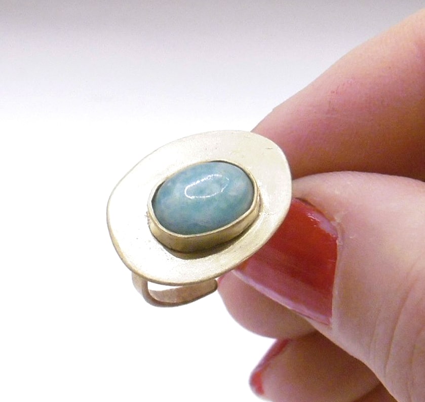 Bijoux oniriques en laiton brut, créés avec le cœur et les mains.