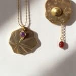 Bijoux oniriques en laiton brut, créés avec le cœur et les mains.