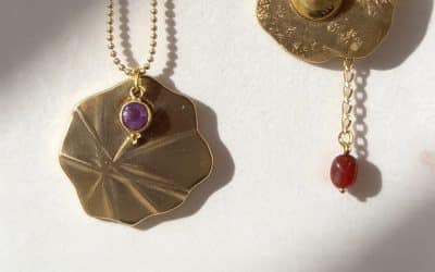 Bijoux oniriques en laiton brut, créés avec le cœur et les mains.